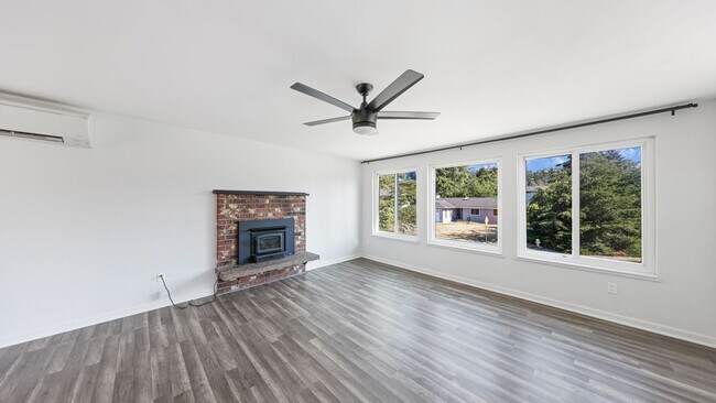 Building Photo - 3 Bed 2 Bath - A/C - Large Backyard - Dog Friendly - NAS Whidbey