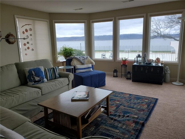 Foto del edificio - 1300 S Lakeshore Dr
