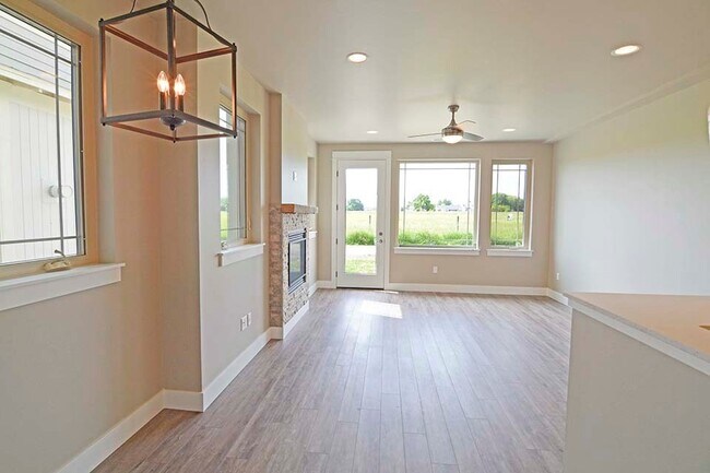 Foto del edificio - Luxury Four Bedroom with Farmland Views