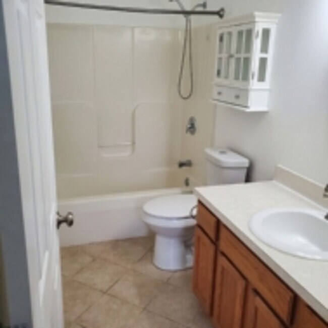 Foto del edificio - 2/3 Bed Room 1 ½ Townhouse for rent.