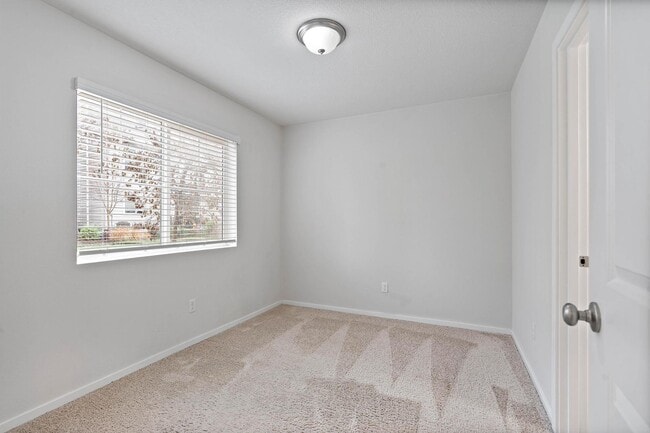 Foto del edificio - Newer sparkling clean 4-bdrm/3.5-bath townhome—2-car garage, near Forest Park