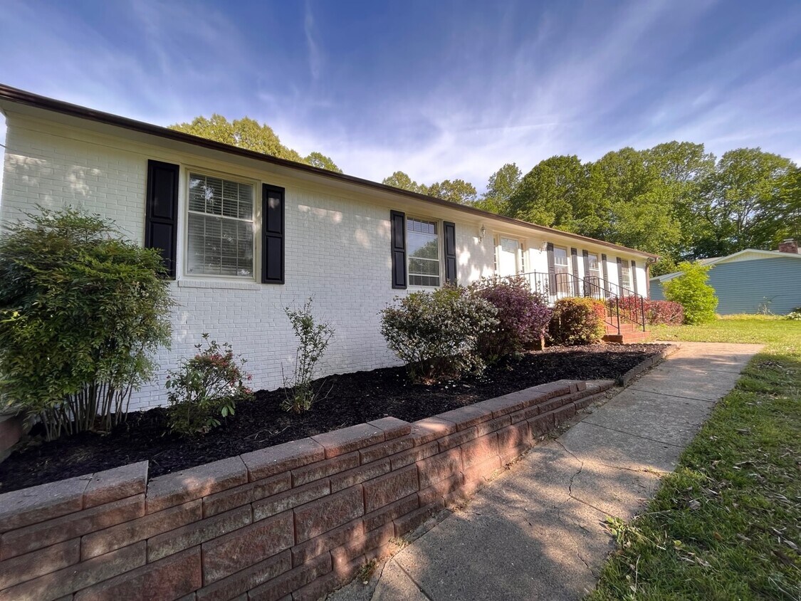 Foto principal - 1148 Pine Knolls Rd