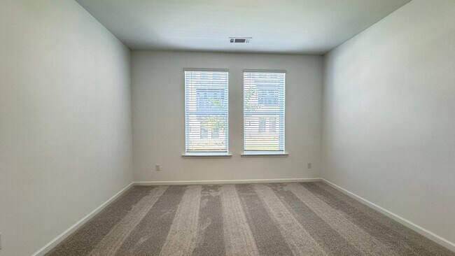 Building Photo - 104 Holt Ln