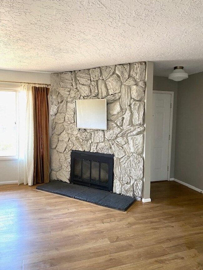 Building Photo - Great 3 Bedroom, 3 Bathroom Townhome