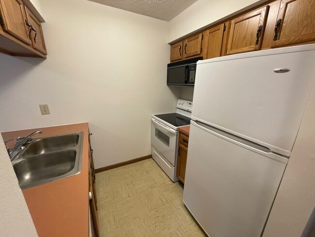 Kitchen - Leslie Manor Apartments