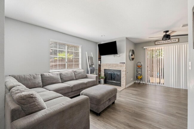 Foto del edificio - 9049 Laguna Springs Way