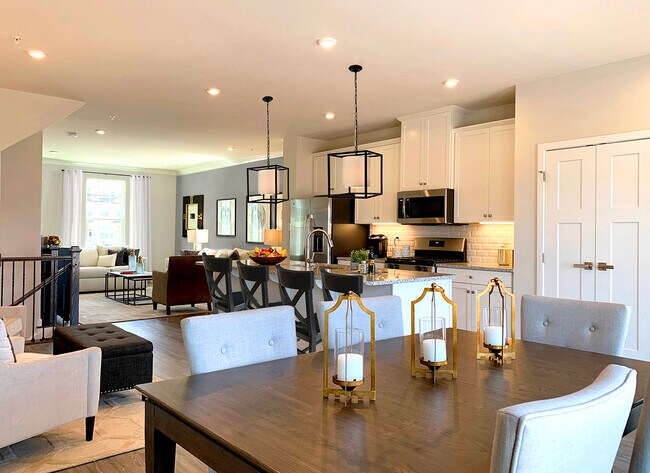 Sala de estar/cocina/sala familiar - 115 Peabody Way