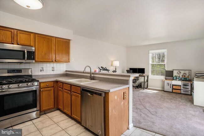 Kitchen with open flex room - 1247 Meadowview Cir