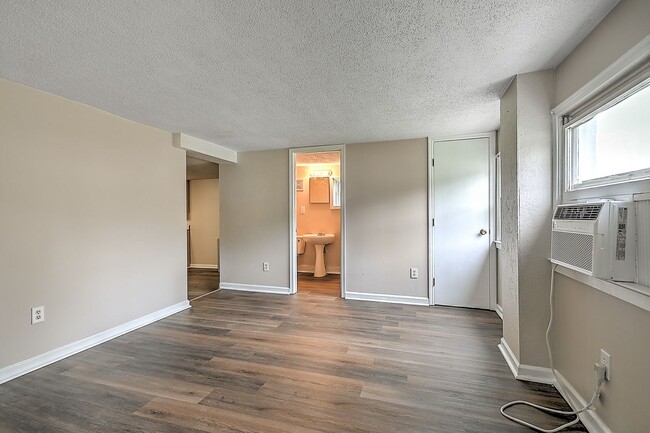 Building Photo - 305 Moorland Dr