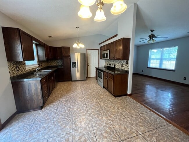 Building Photo - Three Bedroom in WILLOW RUN!