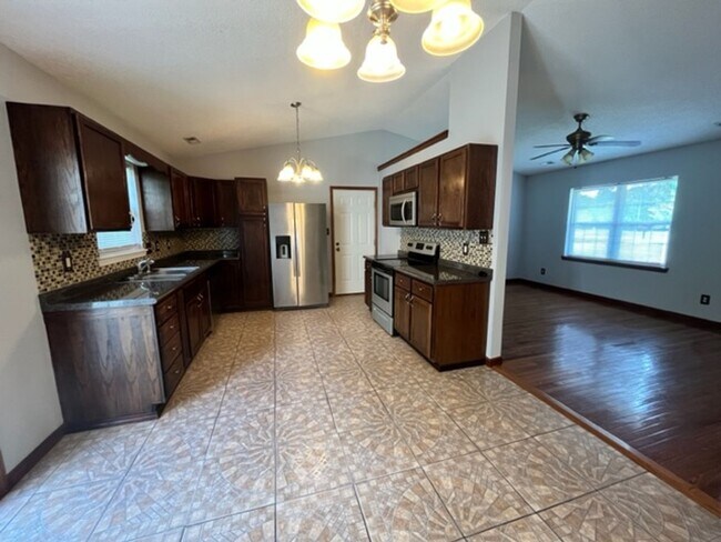 Foto del edificio - Three Bedroom in WILLOW RUN!