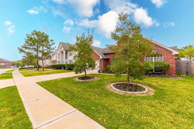 Building Photo - 2201 Signal Hill Dr