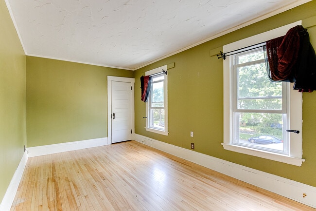 Building Photo - 1654 Van Buren Ave