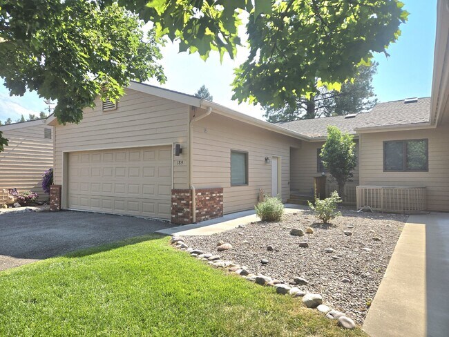 Building Photo - Move-in Ready!