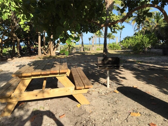 Foto del edificio - 8340 Crespi Blvd