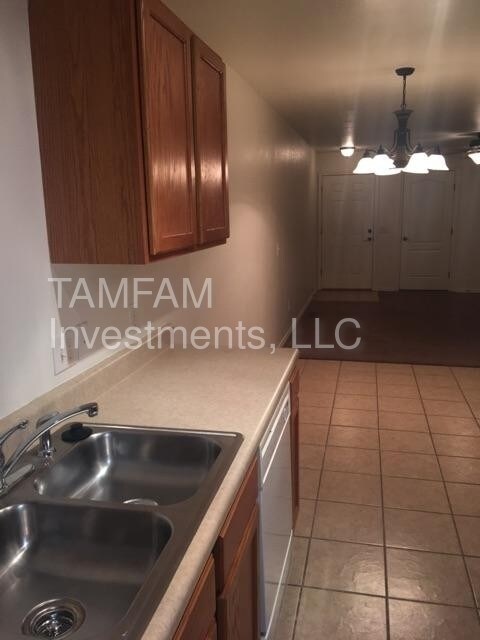 Building Photo - Spacious 3 Bedroom Townhouse in West Norman!
