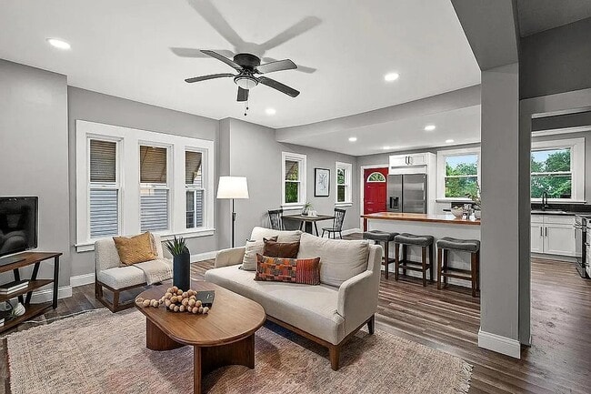 Foto del edificio - 5811 Bramble Ave