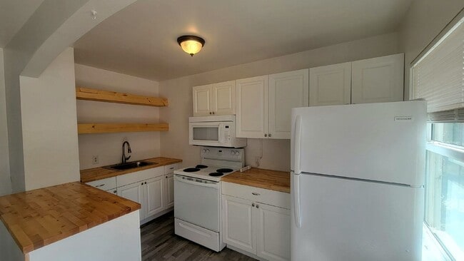 Building Photo - Annual Updated One Bedroom, One Bath Duplex Located in The Village of the Art
