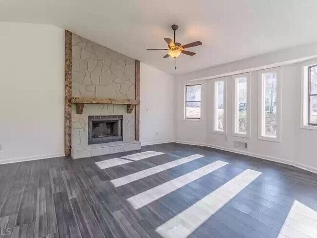 Building Photo - 3 Bedroom 2 Bathroom Single Family Home in...