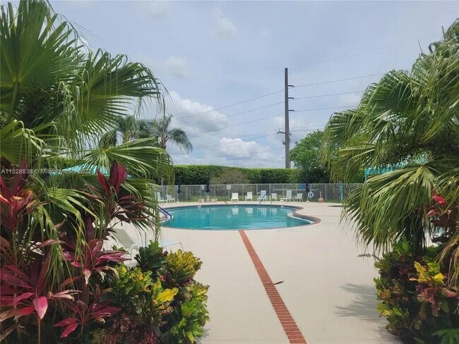 Foto del edificio - 10860 Fillmore Dr
