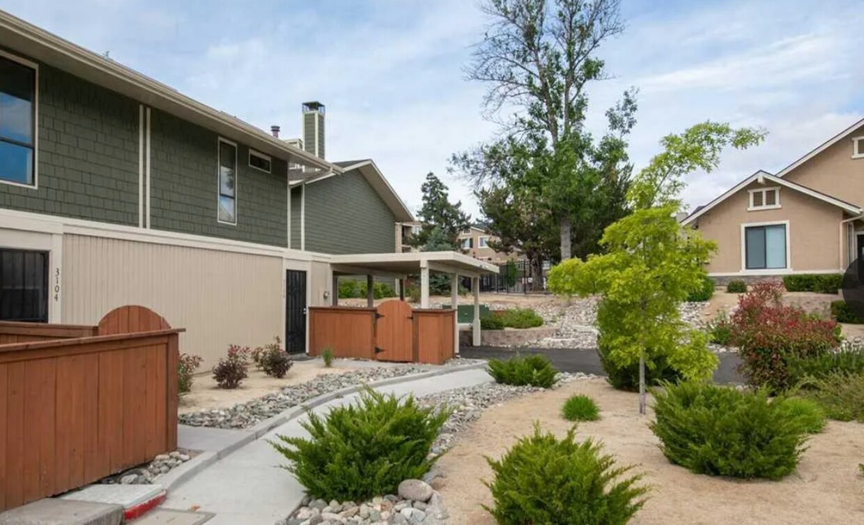Foto principal - Coming Soon - WALK TO VIRGINIA LAKE!