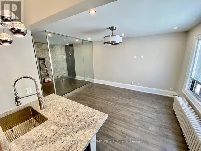 Photo du bâtiment - 922-922 Bathurst St