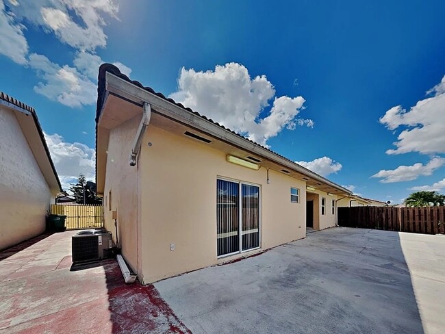 Foto del edificio - 8751 NW 142nd St