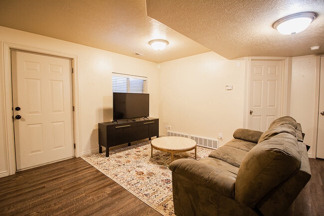 Foto del edificio - 352 W 13130 S