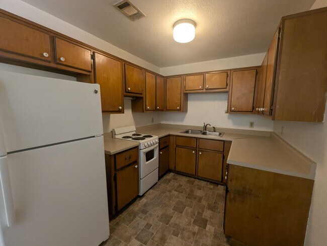 Building Photo - 2 Bed/1 Bath Apartment in Melbourne