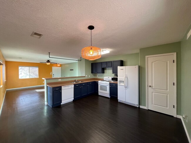 Building Photo - Lovely 2 Bedroom 2 Bathroom Located In Los...