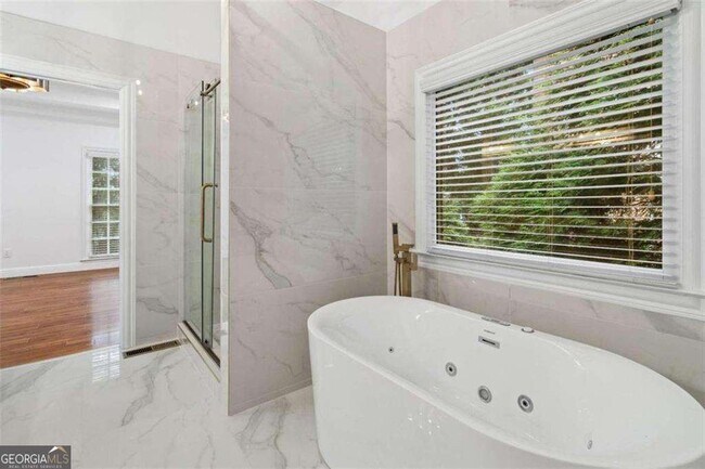 Foto del edificio - 1711 Summit Glen Ln NE