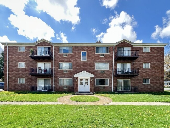 Building Photo - 1639 Oakwood Ave