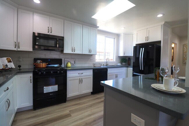 Building Photo - 1247 Camellia Dr