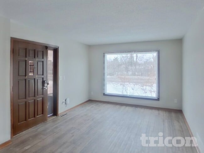 Building Photo - 1000 Concordia Ave