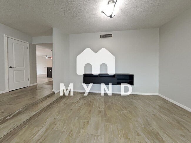 Building Photo - 2105 E La Donna Dr
