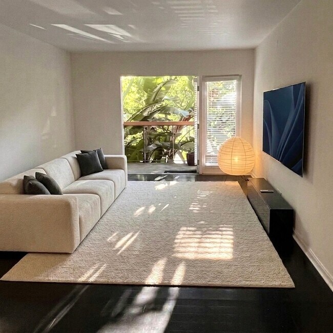 Photo - 330 S Barrington Ave Apartment