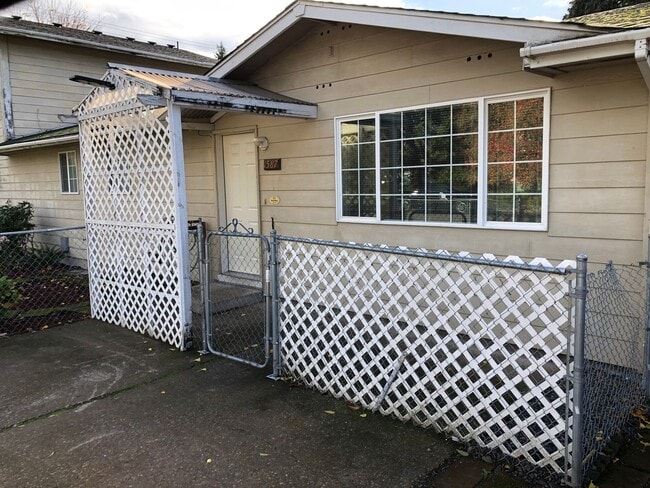 Building Photo - Updated 2 bedroom, 2 bathroom duplex in Sp...