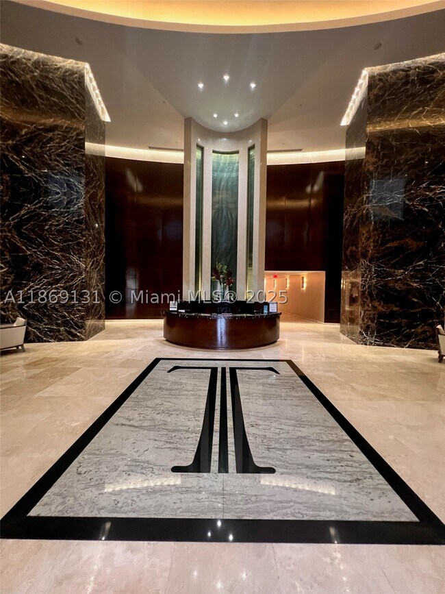 Foto del edificio - 15811 Collins Ave