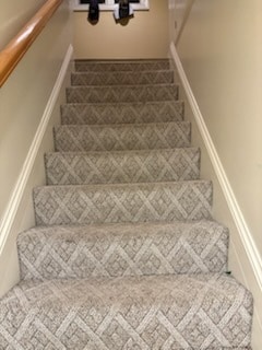 Building Photo - 672 Center St