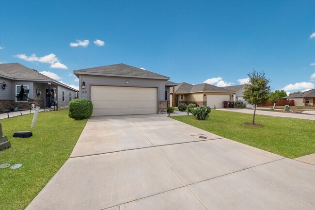 Building Photo - Well-Maintained Home with Modern Conveniences