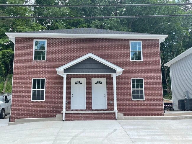 Building Photo - 1015 W 5th St