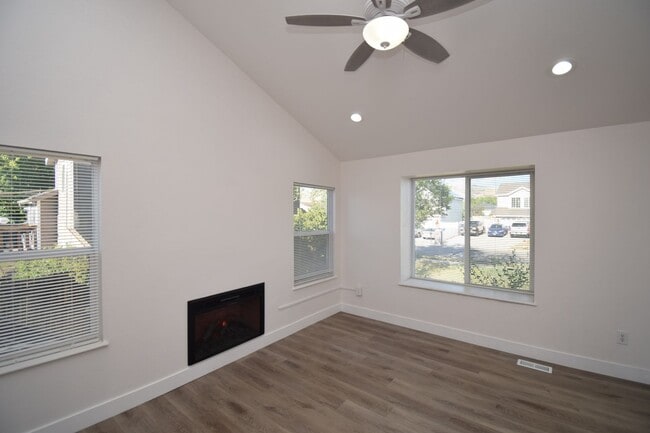 Building Photo - Huge 6 Bed 2 Bath Home in SLC!!!