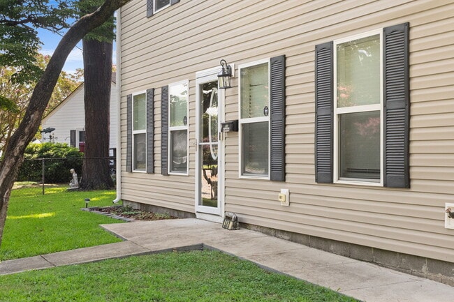 Building Photo - 513 Stockton Rd
