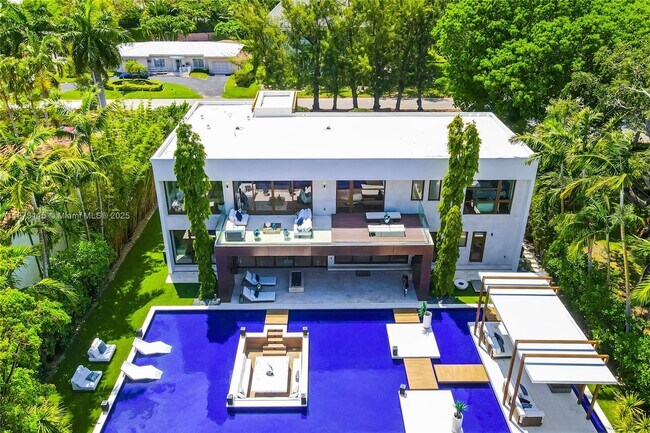 Foto del edificio - 3009 Pine Tree Dr