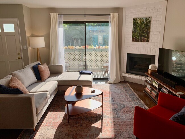 Living Room furnished - 1660 Franklin St