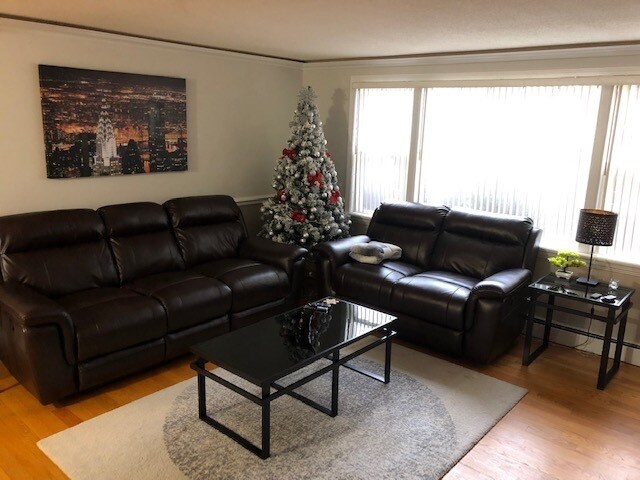Primary Photo - 4940 N Leonard Dr