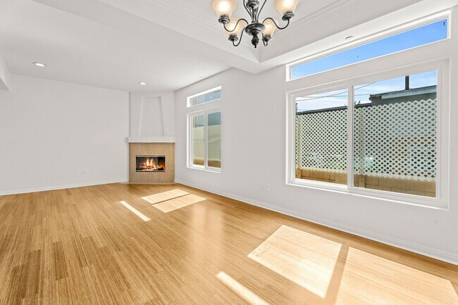 Foto del edificio - Spacious 2-Bed Townhome with Private Rooft...
