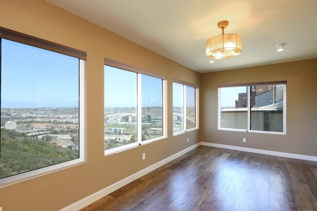 Building Photo - 4960 Vista Pl