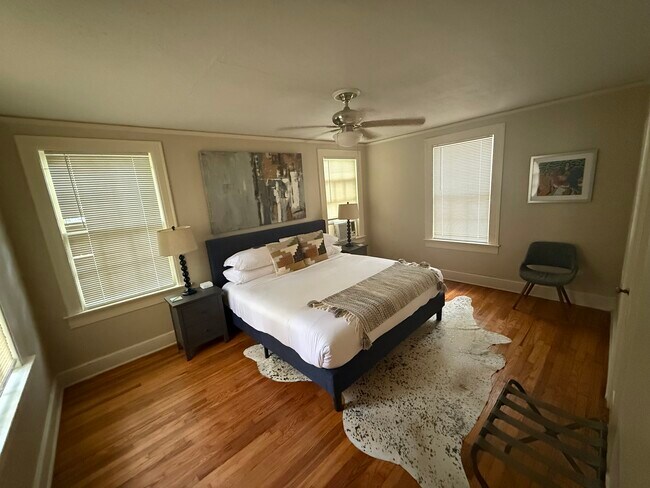 Foto del edificio - 327 Cloverdale Rd