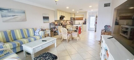 Building Photo - 2724 Garden Dr S